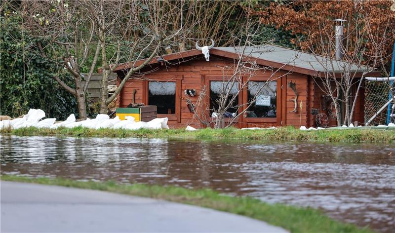 Lage in Lilienthal nach Deichriss weiter angespannt Ein Gartenhaus steht hinter einem durchweichten Deichabschnitt an der Wörpe.