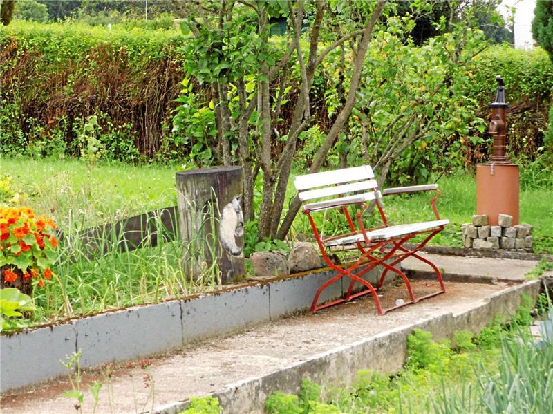 Ein Gartenpächter hat einen idyllischen Sitzplatz geschaffen.