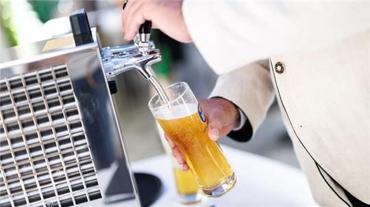 Ein Gast in einem niederbayerischen Wirtshaus bestellte 16 Bier nacheinander und bezahlte jedes einzeln - sehr zum Ärger des Wirtes, der dadurch anfallende Transaktionsgebühren beklagte (Symbolbild).