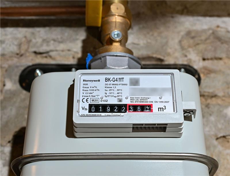 Ein Gaszähler in einem Keller eines Einfamilienhauses.