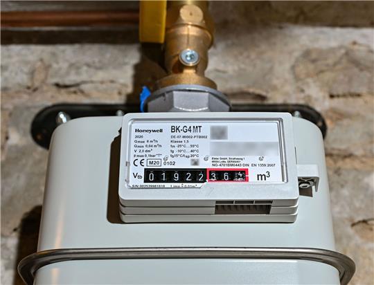 Ein Gaszähler in einem Keller eines Einfamilienhauses.