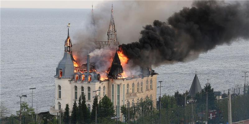 Krieg gegen die Ukraine: So ist die Lage Ein Gebäude der Rechtsakademie von Odessa brennt nach einem russischen Raketenangriff.