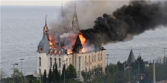 Ein Gebäude der Rechtsakademie von Odessa brennt nach einem russischen Raketenangriff.
