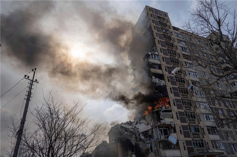 Krieg gegen die Ukraine: So ist die Lage Ein Gebäude mit mehreren Geschäften in Awdijiwka brennt nach einem Luftangriff.