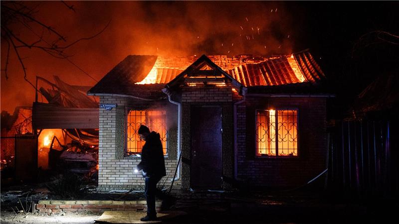 Ein Gebäude steht nach einem russischen Shahed-Drohnenangriff in Flammen.