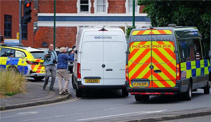 Gewalttat in Nottingham: 31-Jähriger in U-Haft Ein Gefängnistransporter mit Polizeieskorte verlässt das Gericht, wo der mutmaßliche Täter dem Haftrichter vorgeführt worden war.