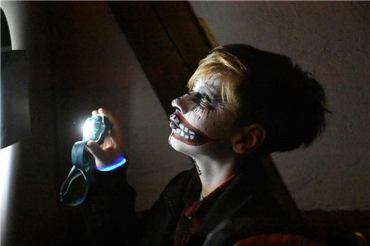 Ein Geist sucht seinesgleichen: Das Museumsteam hatte 13 fluoreszierende Gestalten in den Dioramen versteckt. Foto: Kempfer