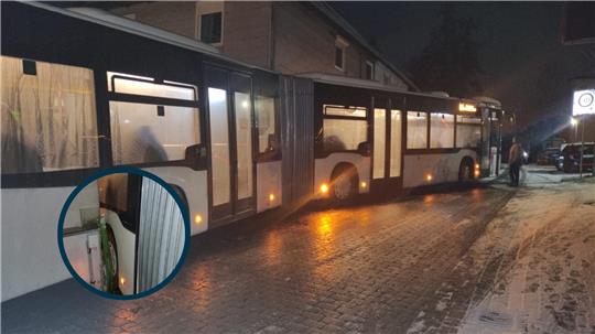 Ein Bus steht auf der Straße.