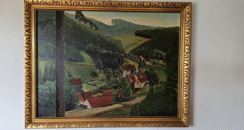 Ein Gemälde im Hause Owe zeigt das mittlerweile im Stausee versunkene Unterschulenberg.