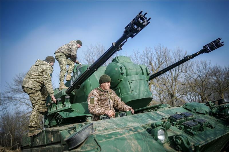 Zwei Jahre Ukraine-Krieg: Schmerz und quälende Ungewissheit Ein Gepard Flugabwehrkanonenpanzer in einer Stellung östlich von Odessa.
