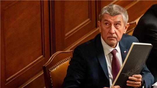 Ein Gericht hat einen Rentner verurteilt, der den jetzigen tschechischen Regierungschef Andrej Babis im Wahlkampf attackiert hatte. (Archivbild)