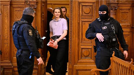 Ein Gericht in Budapest verurteilte die non-binäre deutsche Person Maja T. wegen Gewalt gegen Rechte zu acht Jahren Gefängnis.