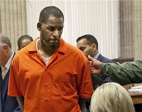 Ein Gericht in Chicago hat ein Urteil aus dem Jahr 2022 gegen US-Sänger R. Kelly erneut bestätigt.