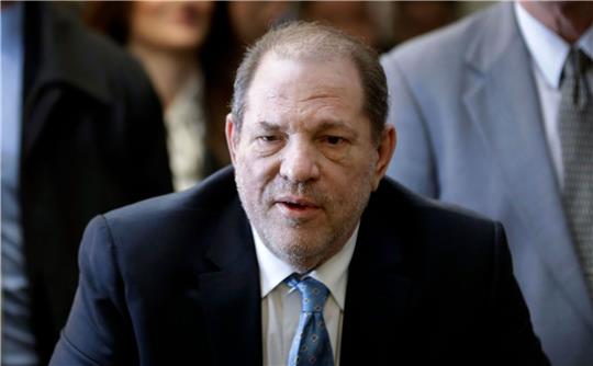 Ein Gericht in New York hat der Berufung Harvey Weinsteins stattgegeben.
