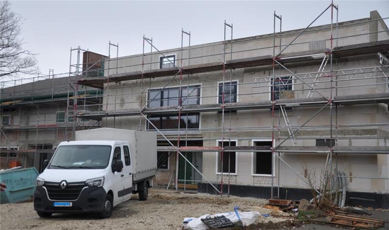 Oker drückt aufs Tempo: Millionenschwere Module rücken an Mehrstöckiges Gebäude im Rohbau mit Gerüst davor und weißem Lieferwagen im Vordergrund