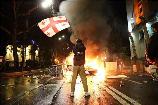 Ein Gesetzesvorhaben hat in Georgien Tausende Menschen auf die Straße gezogen.