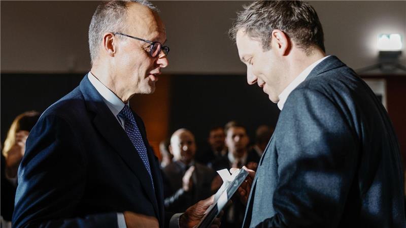 Ein Gespräch unter Kollegen: Regierungschef Merz und Vizekanzler Klingbeil unterhalten sich auf dem Empfang zu Merz‘ 70. Geburtstag.