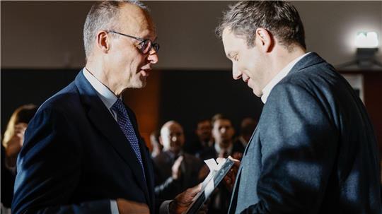 Ein Gespräch unter Kollegen: Regierungschef Merz und Vizekanzler Klingbeil unterhalten sich auf dem Empfang zu Merz‘ 70. Geburtstag.