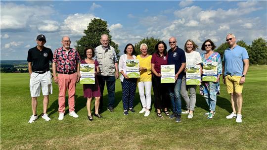 Ein Gewinn für alle: Die Organisatoren und Spender des Golfturniers freuen sich über den Erfolg des Sport-Events für den guten Zweck: Matthias Schwozer (Spielführer Golf-Club Salzgitter-Liebenburg, von links), Eike Hulsch (Vorsitzender Verein Leben mit Krebs Goslar-Salzgitter), Sonja Hoffmann (Arbeitskreis Krebshilfe Salzgitter), Hans-Dieter Wörmke (Arbeitskreis Krebshilfe Salzgitter), Astrid Müller und Rita Prinz (beide Pink Ladies Goslar Brustzentrum), Katrin und Olaf Brien (beide Hospiz Christophorus Haus Goslar), Britta Bötel (Hospiz Salzgitter), Manuela Stoye (Hospizinitiative Bad Harzburg) und Tobias Osterwald (Schatzmeister Golf-Club Salzgitter-Liebenburg).