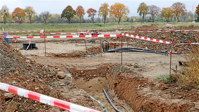 Wann können Häuslebauer in Schladens neuem Baugebiet loslegen? Ein Gewirr aus Schächten, Kabeln und rot-weißem Flatterband: Die Erschließung des Baugebiets läuft.