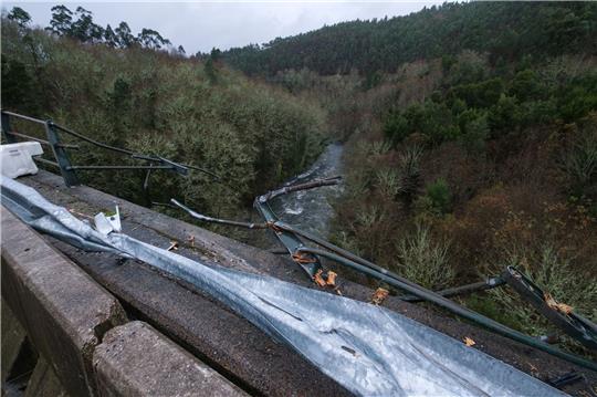 Ein Gitter auf einer Brücke ist zerstört, nachdem ein Bus an dieser Stelle abgestürzt war. Bei einem Busunfall kamen in Galicien im Nordwesten Spaniens mindestens vier Menschen ums Leben.