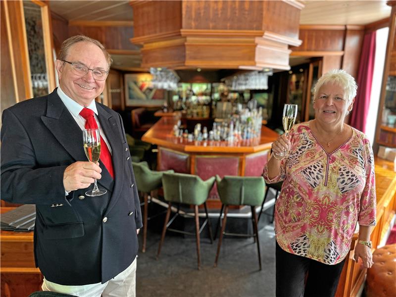 Ein Gläschen Sekt in der Bar, die Sabine Jürss seit 40 Jahren leitet –und an der Jan Gildemeister in den vergangenen 50 Jahren schon manchen Abend verbracht hat. Foto: Schlegel