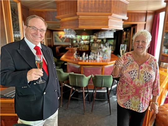 Ein Gläschen Sekt in der Bar, die Sabine Jürss seit 40 Jahren leitet –und an der Jan Gildemeister in den vergangenen 50 Jahren schon manchen Abend verbracht hat. Foto: Schlegel
