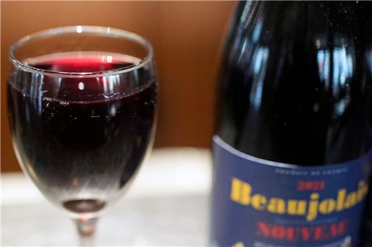 Ein Gläschen in Ehren - das gilt auch und besonders in Frankreich: Jeder Haushalt konsumierte dort im vergangenen Jahr durchschnittlich 29 Liter Wein.