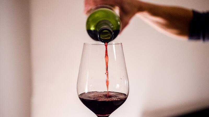 Ein Glas Wein. Alkohol ist einer Studie zufolge auch in geringer Menge nicht gesund.