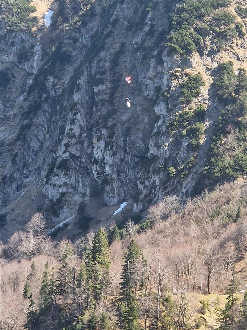 Gleitschirmflieger verfängt sich in Seilbahn Ein Gleitschirmflieger in den Seilen einer Seilbahn in Oberbayern - er konnte gerettet werden.