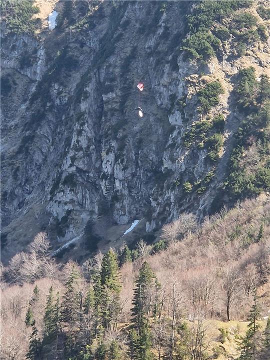 Ein Gleitschirmflieger in den Seilen einer Seilbahn in Oberbayern - er konnte gerettet werden.