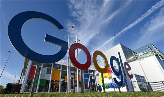 Ein Google-Schriftzug vor dem Gebäude des neuen Google Cloud-Rechenzentrum in Hanau.