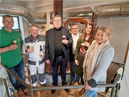 Ein Gose auf das neue Bier: Die Braumeister Odin Paul (v.li.) und Vaclav Mayer, Burkhard Siebert, Dolmetscher Ladislav Routa, Nina Sturde und Oberbürgermeisterin Urte Schwerdtner.  Foto: Sowa