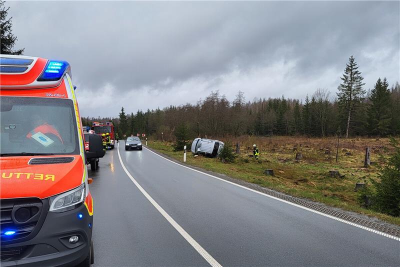 Ein Goslarer ist mit seinem Mitsubishi auf der Bundesstraße 4 verunglückt. Foto: Polizei Braunlage