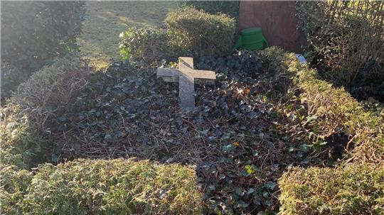 Ein Grab auf dem Jerstedter Friedhof erinnert an zwei Jugendliche, die am 10. April 1945 beim Einmarsch der US-Soldaten in Jerstedt starben.