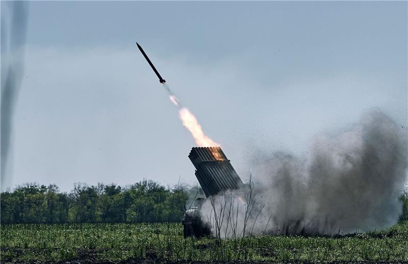Bachmut als Vorzeichen der ukrainischen Offensive Ein Grad-Mehrfachraketenwerfer der ukrainischen Armee feuert Raketen auf russische Stellungen an der Frontlinie in der Nähe von Bachmut in der Region Donezk.