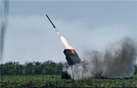 Ein Grad-Mehrfachraketenwerfer der ukrainischen Armee feuert Raketen auf russische Stellungen an der Frontlinie in der Nähe von Bachmut in der Region Donezk.
