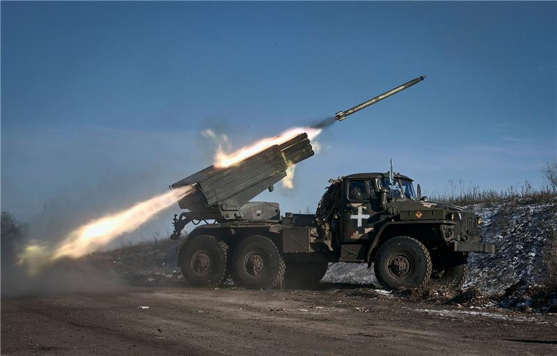 Krieg gegen die Ukraine: So ist die Lage Ein Grad-Mehrfachraketenwerfer der ukrainischen Armee feuert Raketen. Die Lage an der Front rund um die umkämpfte Kleinstadt Soledar spitzt sich weiter zu.