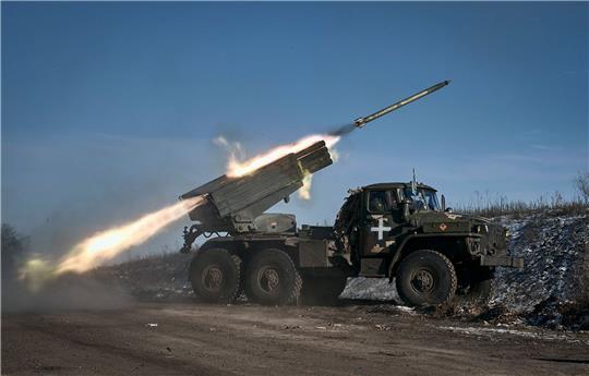 Ein Grad-Mehrfachraketenwerfer der ukrainischen Armee feuert Raketen. Die Lage an der Front rund um die umkämpfte Kleinstadt Soledar spitzt sich weiter zu.