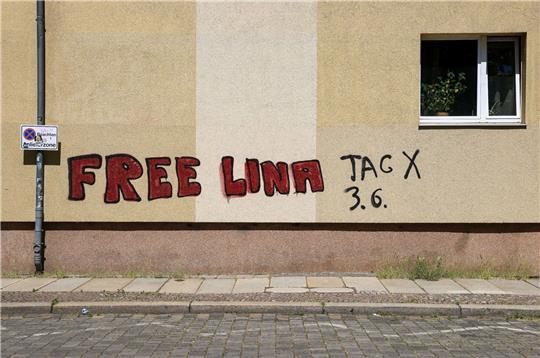 Ein Graffiti «Free Lina 3.6. Tag X» an einem Wohnhaus im Leipziger Süden. Die Polizei erwartet am Samstag den größten Einsatz seit zwei Jahren.