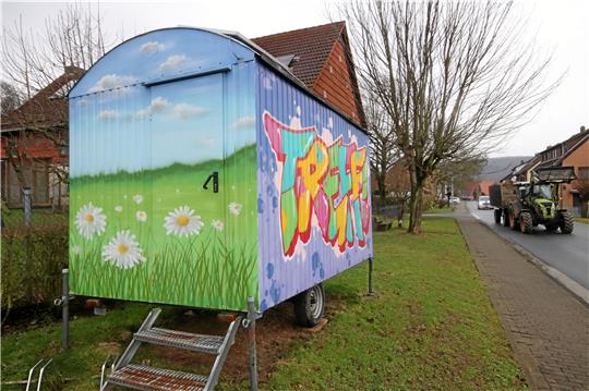 Ein Graffiti-Künstler hatte einst den Bauwagen gestaltet und ihn in ein Unikat verwandelt. Der Dorftreff soll an seinem alten Standort verbleiben – nach Meinung der Hahäuser ist es der Platz, der am besten geeignet ist.  Foto: Gereke