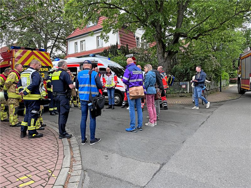 Ein Großaufgebot an Einsatzkräften – hier die Führungsgruppe bei einer Lagebesprechung – ist vor Ort. Foto: Schlegel