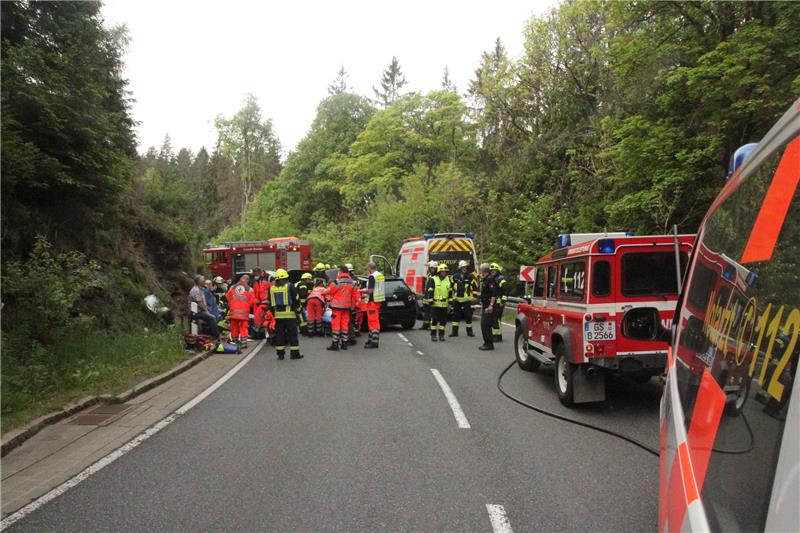 Sechs Verletzte nach Frontal-Zusammenstoß Ein Großaufgebot an Einsatzkräften ist bei dem schweren Verkehrsunfall auf der Landstraße zwischen Braunlage und Wieda im Einsatz. Fotos: Eggers