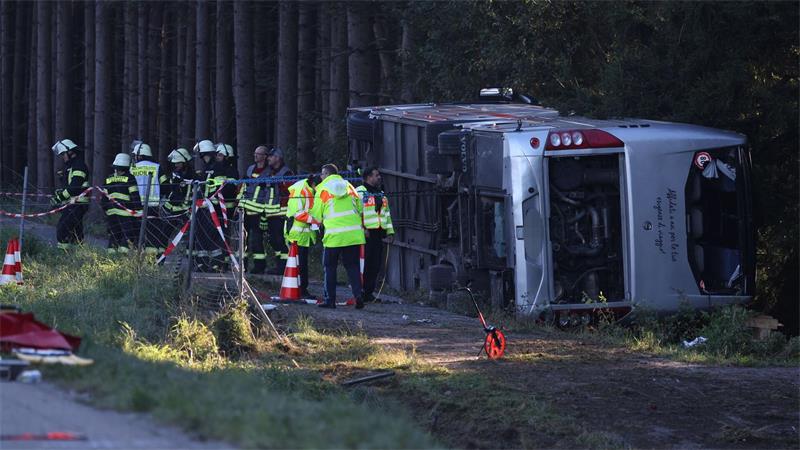Zwei Tote und viele Verletzte bei Busunfall auf A96 Ein Großaufgebot an Rettungskräften war im Einsatz.