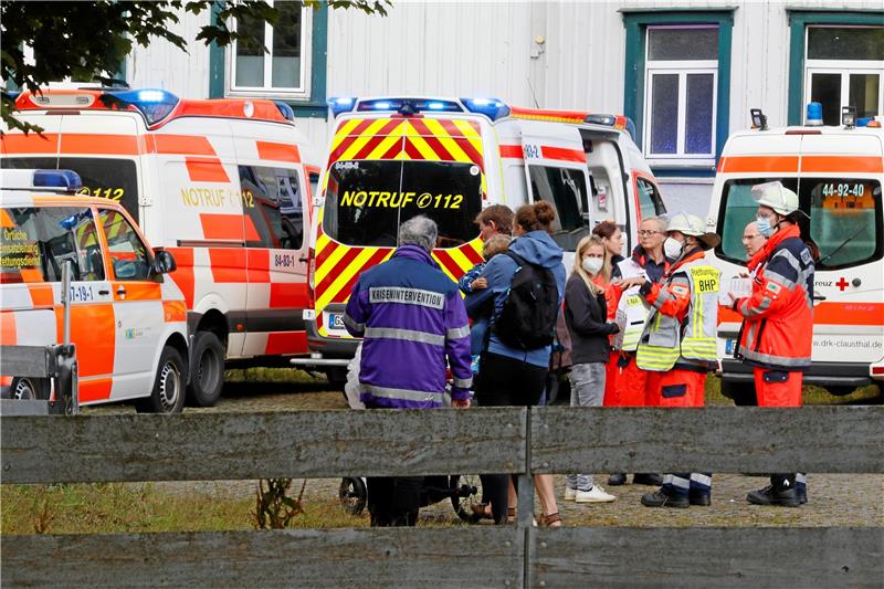 Ein Großaufgebot aus Feuerwehr, DRK und weiteren Helfern war am Donnerstagabend in Hahnenklee im Einsatz. Fotos: Epping/Feuerwehr Goslar