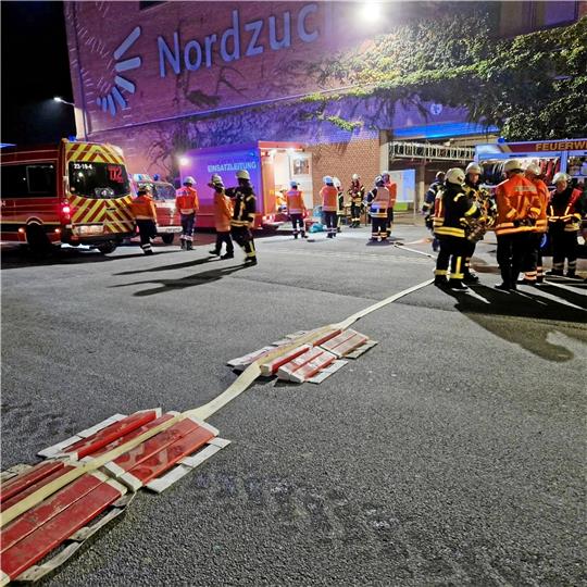 Ein Großaufgebot der Feuerwehren rückt zur Zuckerfabrik aus.  Foto: Feuerwehr