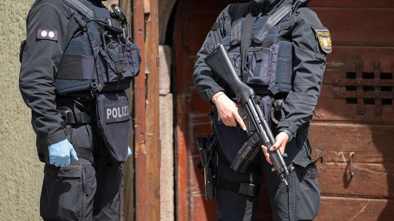 Ein Großaufgebot der Polizei durchsucht Grundstücke in Baden-Württemberg, Sachsen und Schleswig-Holstein, um gegen Unterstützer der mutmaßlichen „Reichsbürger“-Terrorgruppe vorzugehen.