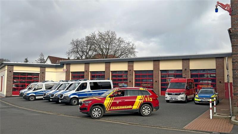 Ein Großaufgebot von Einsatzkräften sucht Anfang des Jahres vergebens nach dem vermissten ehemaligen Stadtjugendpfleger Ralph Starke. Das Bad Harzburger Feuerwehrhaus ist dabei die Einsatzzentrale.