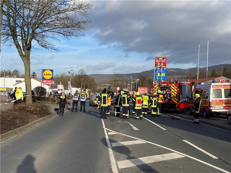 Ein Großaufgebot von Feuerwehr und Polizei ist am Donnerstagmittag an der Unfallstelle in Seesen. Auch für die Rettungskräfte ist der Einsatz außergewöhnlich. Foto: Kasemir