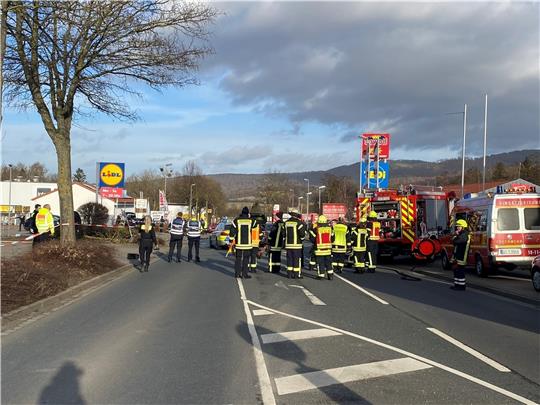 Ein Großaufgebot von Feuerwehr und Polizei ist am Donnerstagmittag an der Unfallstelle in Seesen. Auch für die Rettungskräfte ist der Einsatz außergewöhnlich. Foto: Kasemir